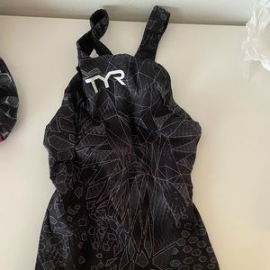 tyr avictor venom